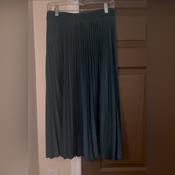 Dresses & Skirts - Elegant Dark Green Pleated Skirt